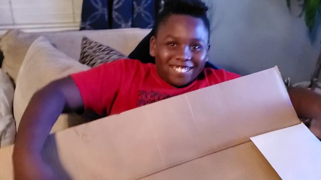 J Funk Unboxes the Legends Gamer Pro